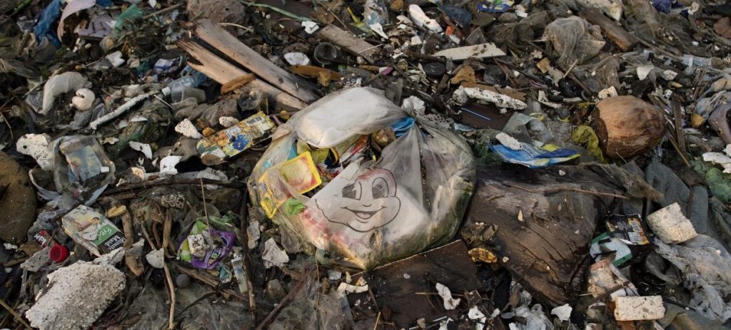 This photo taken on 19 May, 2018 shows a plastic bag from Philippine fastfood chain Jollibee on a garbage-filled beach on the Freedom island critical habitat and ecotourism area near Manila. (Photo: Noel CELIS / AFP)