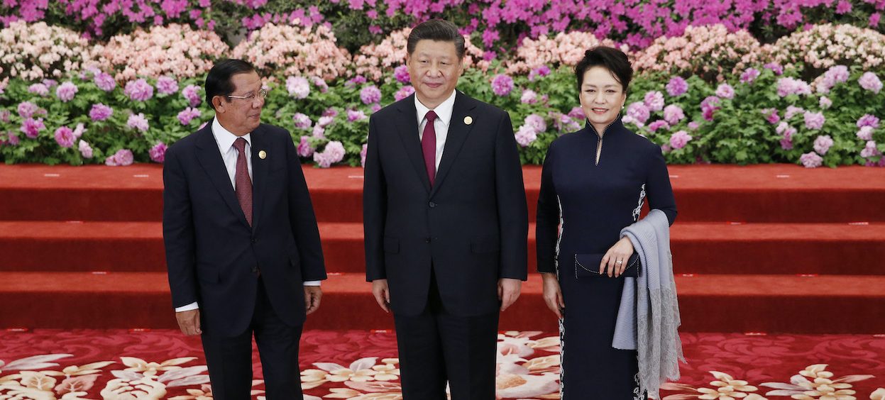 Cambodia's Prime Minister Hun Sen (L) poses with Chinese President Xi Jinping (C) and his wife Peng Liyuan as he arrives to attend a welcoming banquet for the Belt and Road Forum at the Great Hall of the People in Beijing on 26 April, 2019. (Photo: Jason LEE/ AFP)