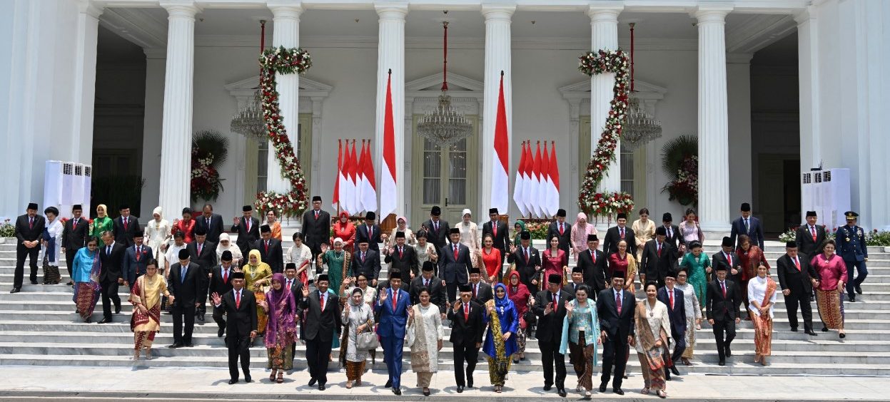 Indonesian President Joko Widodo (front row C in blue suit) and First Lady Iriana Widodo (front row C in white) walk with ministers and their spouses during a photo session at Merdeka palace in Jakarta on 23 October, 2019. (Photo: Adek BERRY/ AFP)