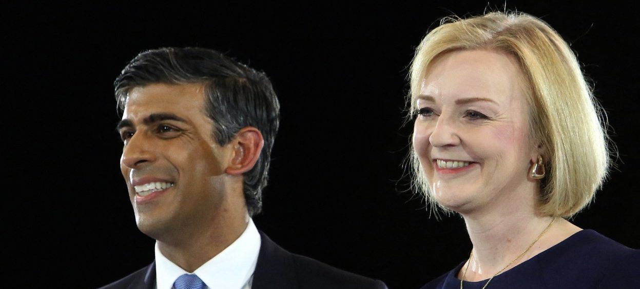 Rishi Sunak, Britain's former Chancellor of the Exchequer (L) and Britain's Foreign Secretary Liz Truss, the final two contenders to become the country's next Prime Minister and leader of the Conservative party, stand together on stage during the final Conservative Party Hustings event at Wembley Arena, in London, on August 31, 2022. (Photo: Susannah Ireland / AFP)