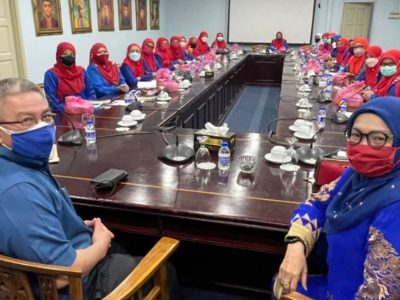 Datuk Seri Dr Adham Baba held a joint briefing meeting for Johor Women at the State Relations Office in preparation for the Johor state election. (Photo: UMNO Online/ Facebook)