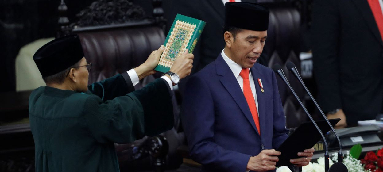 Joko Widodo (R) takes his oath as Indonesia's President for his second five-year term