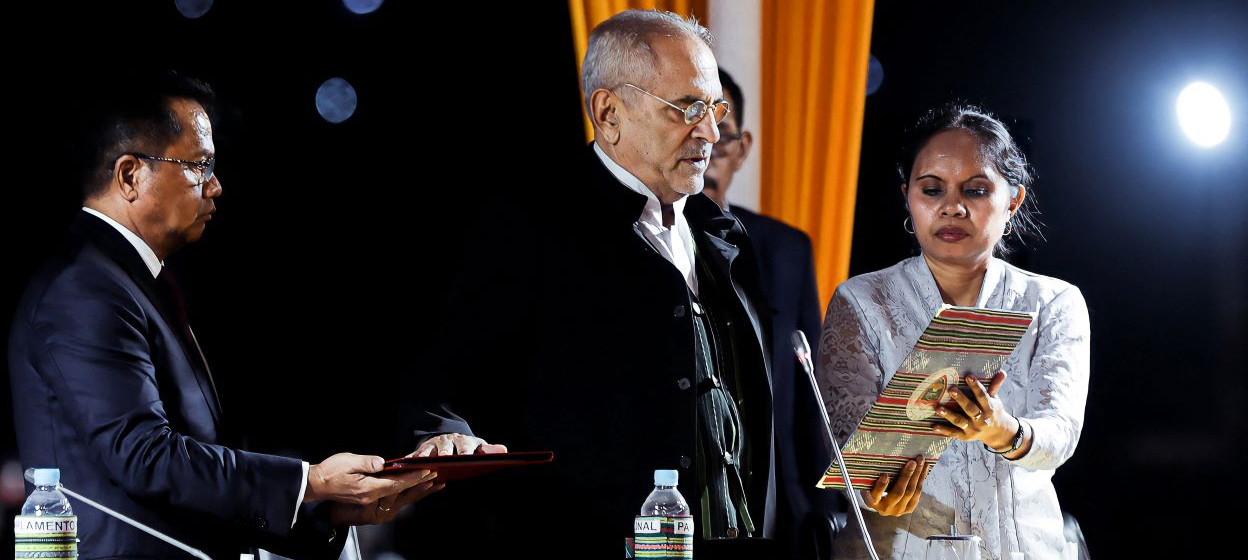 Newly elected East Timor's President Jose Ramos-Horta (C) reads his oath