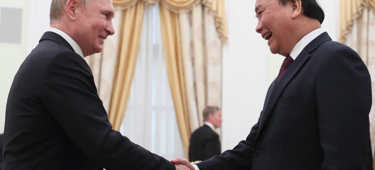 Russian President Vladimir Putin (L) shakes hands with Vietnam's Prime Minister Nguyen Xuan Phuc