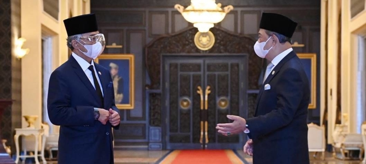 Malaysian King Al-Sultan Abdullah Ri’ayatuddin Al-Mustafa Billah Shah speaking with Prime Minister Muhyiddin Yassin.